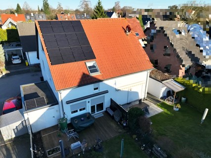 PV-Inspektion auf einem Einfamilienhaus aus der Luft