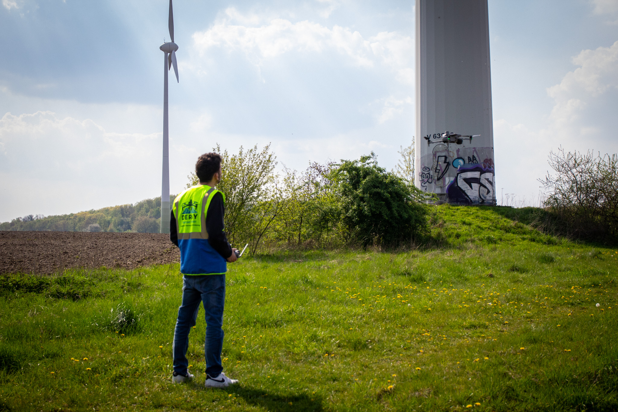 DERAY Pilot bei einer Windkraftanlagen-Inspektion